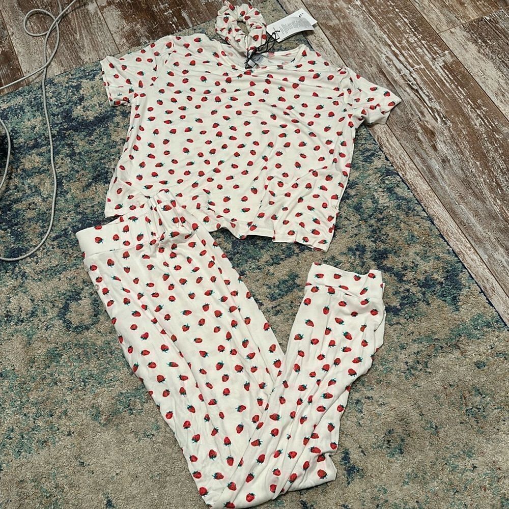 NWT Plush 3pc Pajama Set Strawberry Pattern Short Sleeve Top and long pants +++